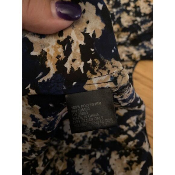 Tahari, women's dark patterned, sleeveless collared blouse with front tie sz sm - Picture 7 of 7